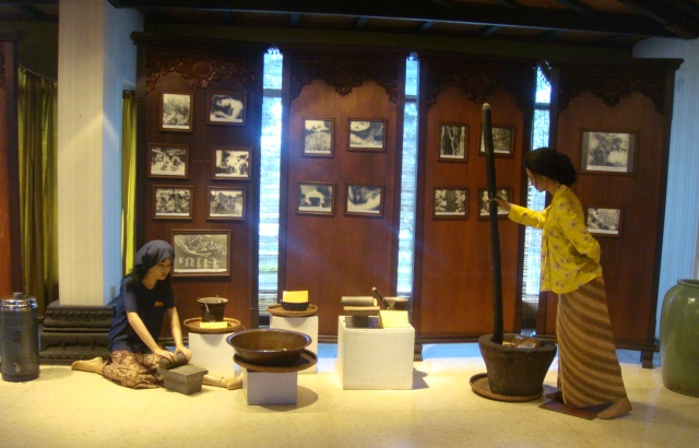 Diorama proses pembuatan jamu di Museum Jamu Nyonya Meneer