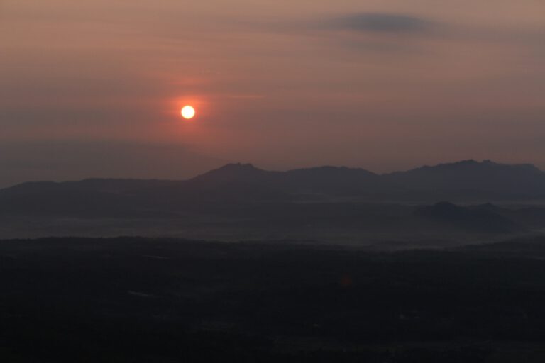 sunrise gunung gambar
